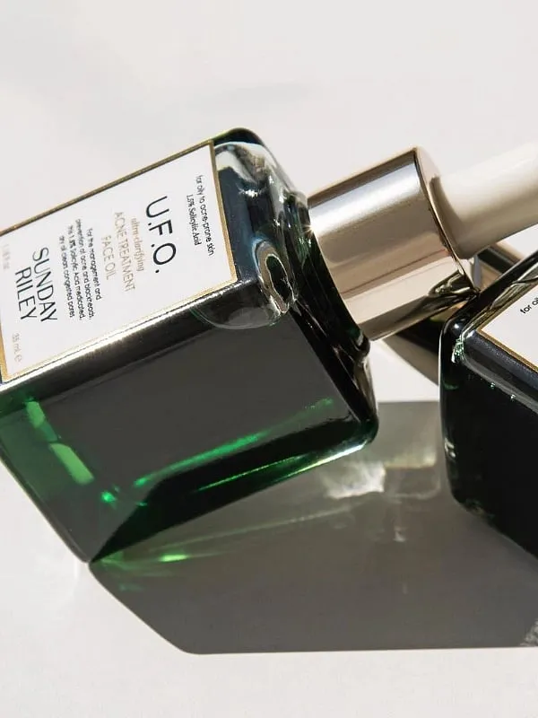 1.5 per cent salicylic acid is the hero ingredient of this dry oil which claims to regulate oil production and clear up acne on the skin. Ingredients like tea tree, black cumin seed oil, liquorice and hexylresorcinol support the function. Image: Instagram.com/sundayriley 