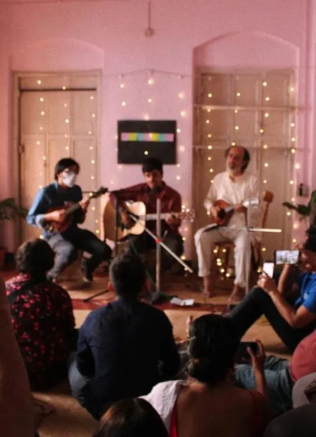 A performance taking place inside The Red Bari. Image: Insatgram.com/theredbarikolkata 