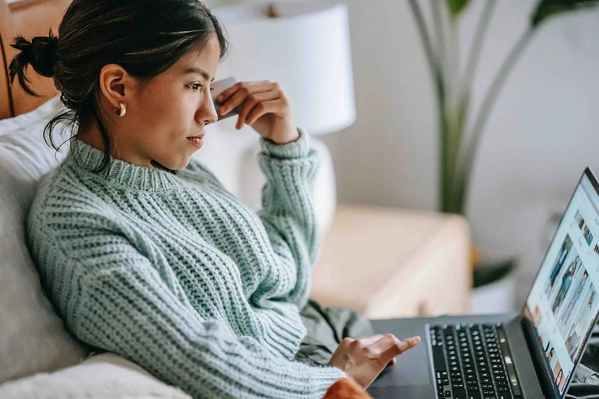 Eight out of ten women will shy away from discussing money with their family and friends as they find the subject uncomfortable. Image: Pexels 