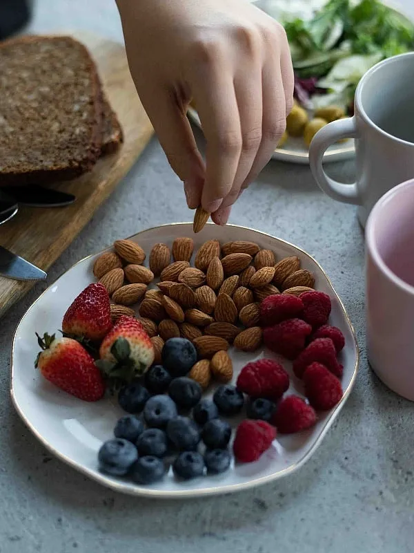 The midnight meal can be the equivalent of a breakfast, says Chowdhary—more protein and fat-rich, like protein shakes, eggs and guacamole, hummus or truffle bars. Image: Pexels 