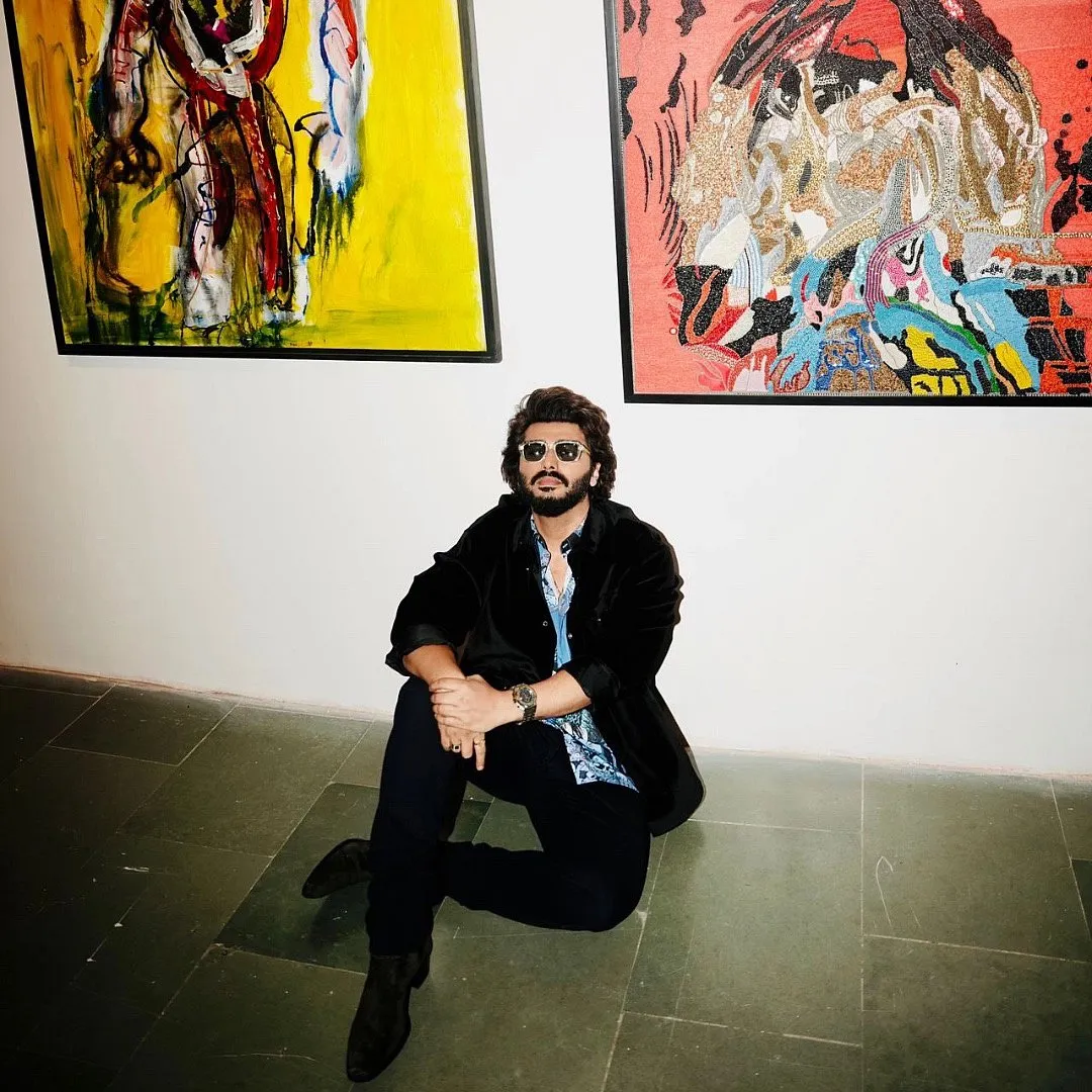 Arjun Kapoor strikes a post against art by Viraj Khanna 