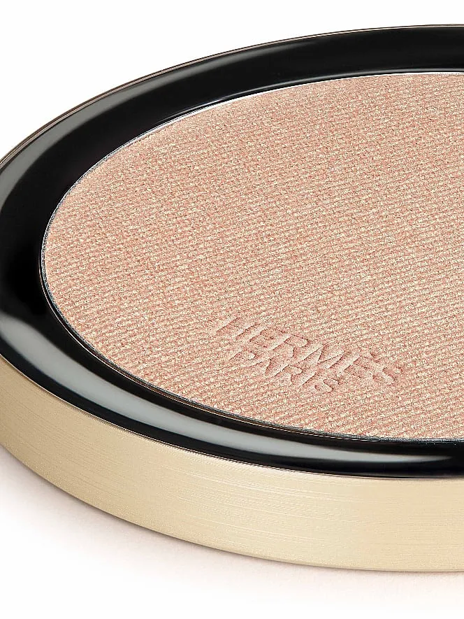 The Radiant Glow Powder from the Hermès Plein Air collection bestows a soft skin-like luminosity  