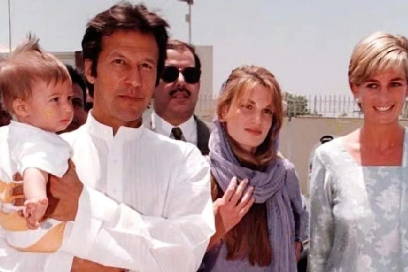 Khan was married to Jemima Goldsmith (centre)  for nine years and  have two sons together. Image: Twitter 