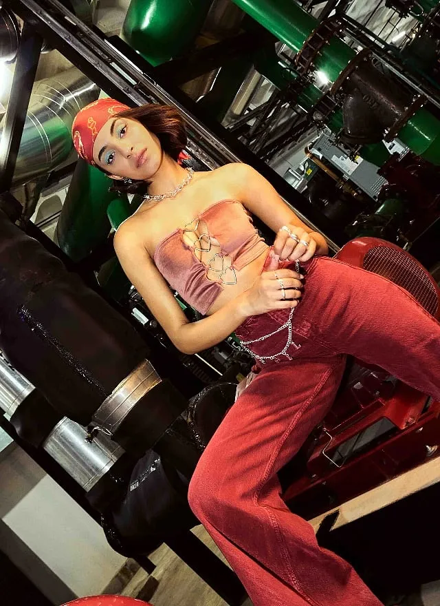 With a wide range of trend-first styles to choose from –from a vacation wardrobe to bohemian, to party-wear, as well as bold prints—FWD taps into the youth culture's fashion pulse 