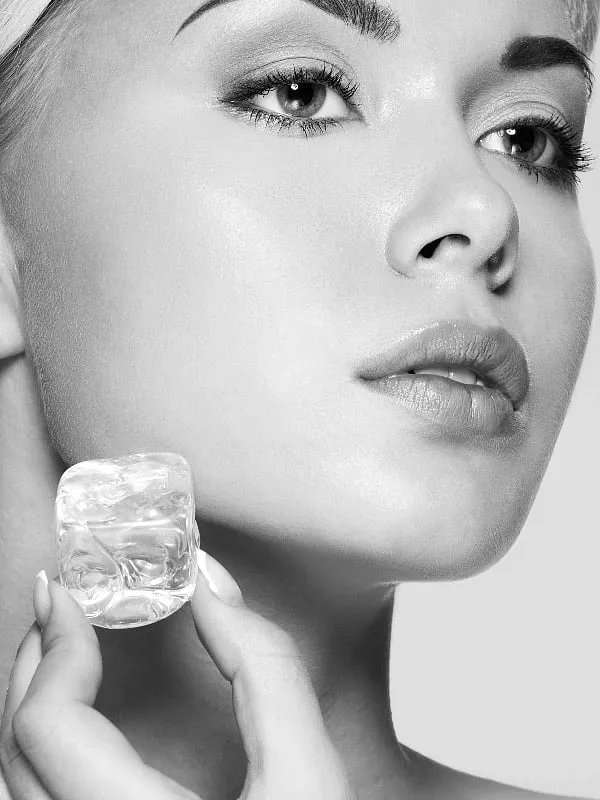 Besides having vagal nerve benefits for deeper relaxation, the use of extreme cold has many benefits, like “increasing blood flow to the face and shrinking pore size, tightening and brightening the skin,” says Donna Scott. Image: Freepik 