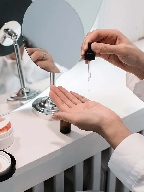 According to Sethi, azelaic acid can be paired with niacinamide, hyaluronic acid, and vitamin C, while it should be avoided with strong AHAs, Hydroxychloroquie  hydroquinone. Image: Pexels 