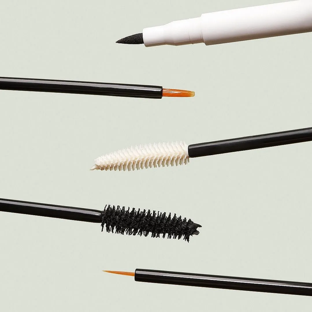 Look for lash growth serums that contain good-for-you and safe-for-the-eyes ingredients such as hyaluronic acid, peptides, castor oil and redensyl. Image: Instagram.com/lashfood 