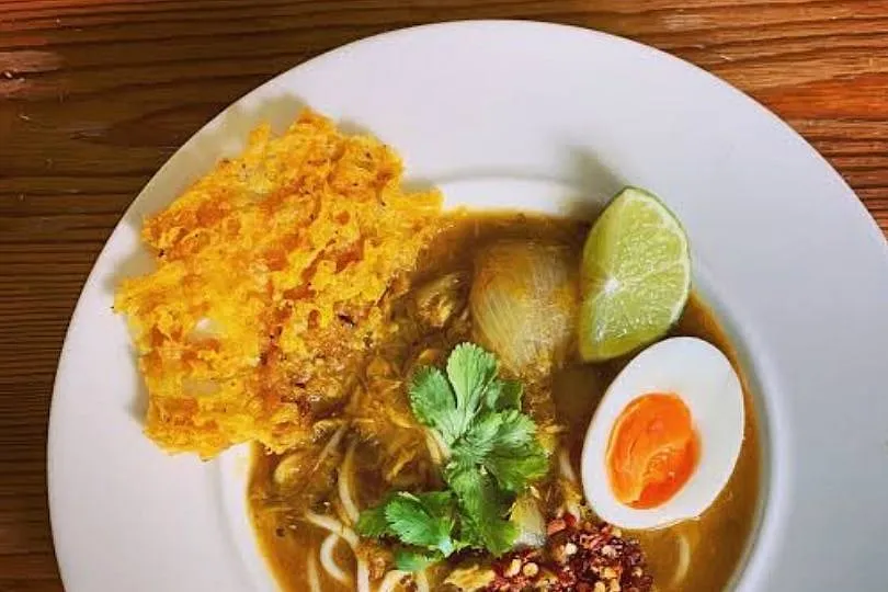 Chanda Dutt, a resident of Kolkata, was born in Myanmar. Dutt is a familiar figure for those seeking khauk swe, fish fry, red-and-gold pork curry, tofu salad, tofu fry, and mohinga in Kolkata 