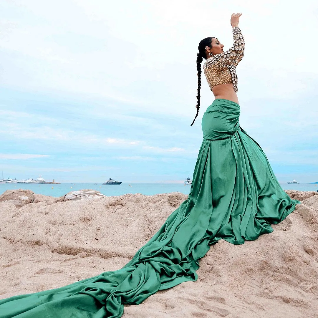 Having started her journey online with her fashion blog Miss Style Fiesta back in 2010, Minawala is often a popular choice amongst Indian designers 