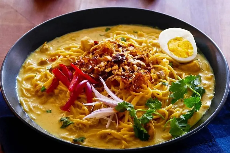 Upon Dutt's retirement as a school teacher in 2013, her colleagues suggested she start selling her food. Dutt’s Khaukswey opened as a restaurant, and now functions as a takeaway spot 