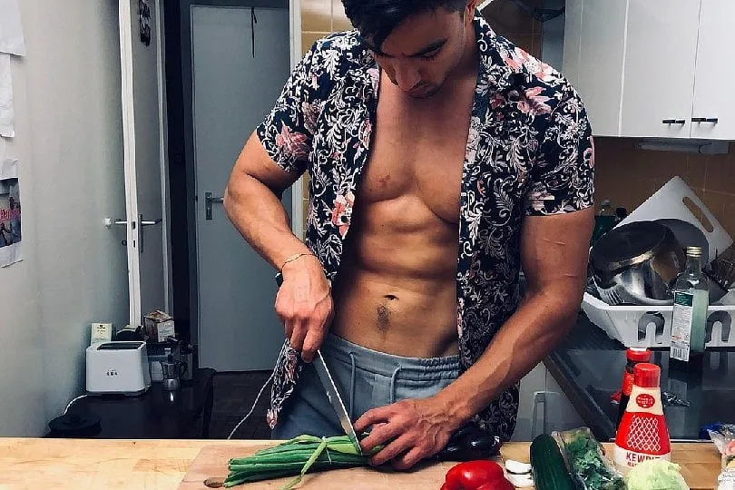TikTok personality and sexy baker Cedrik Lorenzen is known for creating food demo videos with a special focus on desserts. Image: @Instagram.com/cedriklorenzen  