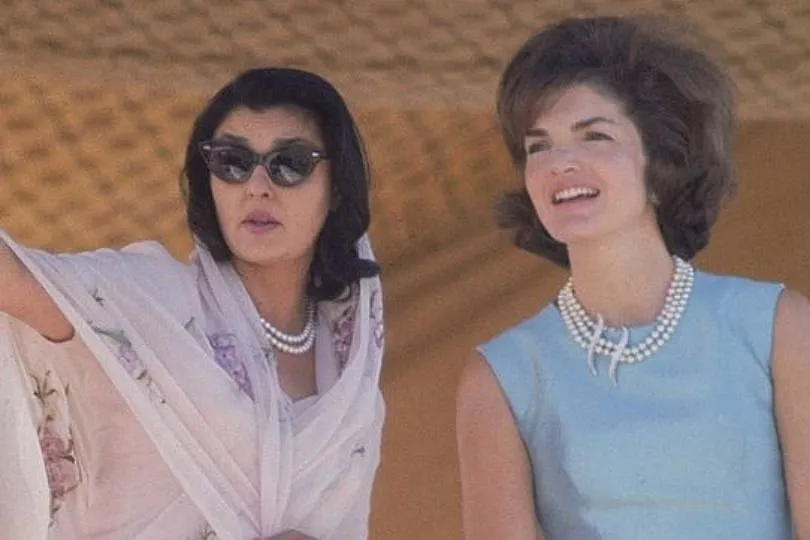 Gayatri Devi and Jackie Kennedy at a polo match in India in 1962. Image: Pinterest.com/ccmfarrow/ 