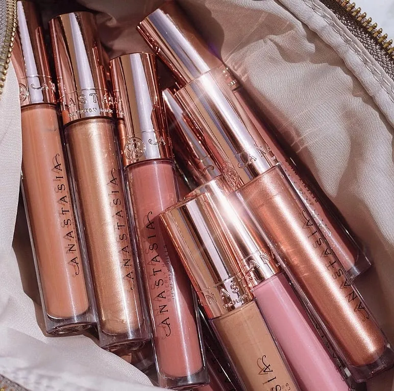 Anastasia Saore never leaves home without an Anastasia Beverly Hills Brow Wiz eyebrow pencil. Instagram.com/anastasiabeverlyhills 