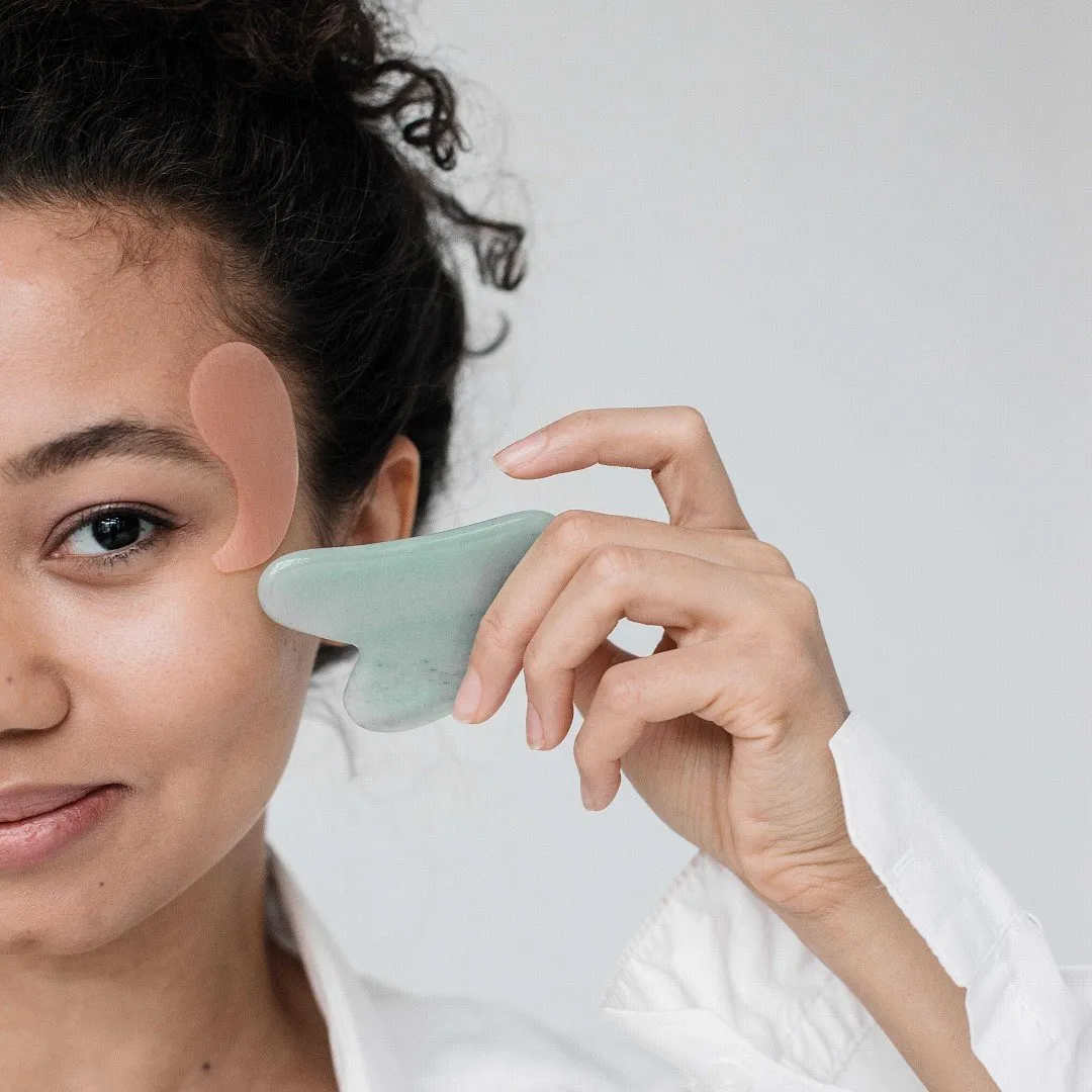 Broadly speaking, lymphatic drainage massages encourage the body’s detoxification process and help to put the body into its parasympathetic state (state of rest and repair), which aids depuffing by getting rid of extra water. Image: Pexels 