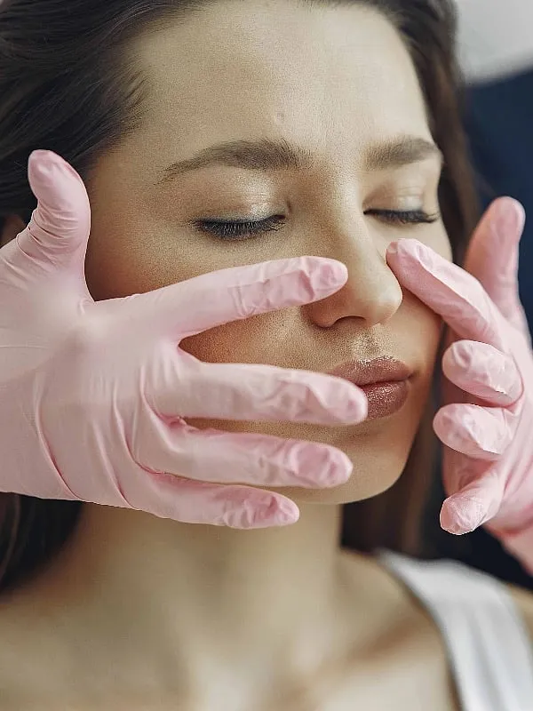 Salicylic acid can be penetrated into the skin in the case of acne, whereas for brightening purposes, vitamin C would make for a great choice—there is an extensive list including AHAs, BHAs and antioxidant-rich vitamins that you could dive into, while getting a hydrafacial done. Image: Pexels 