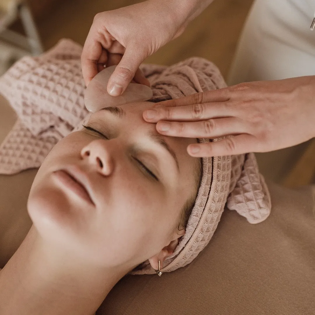 The dual-action benefits of both cleansing and exfoliation combined also benefit the pore health considerably, as they unclog the pores, alleviate congestion and purify them inside-out. Image: Pexels 