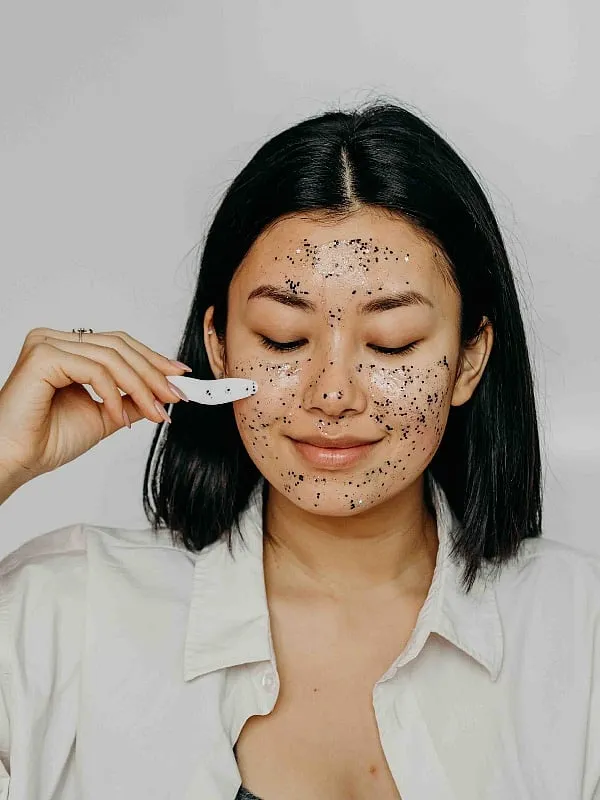 Chemical exfoliators, such as alpha hydroxy acids (AHAs) or beta hydroxy acids (BHAs), work by dissolving the bonds between dead skin cells. Image: Pexels 