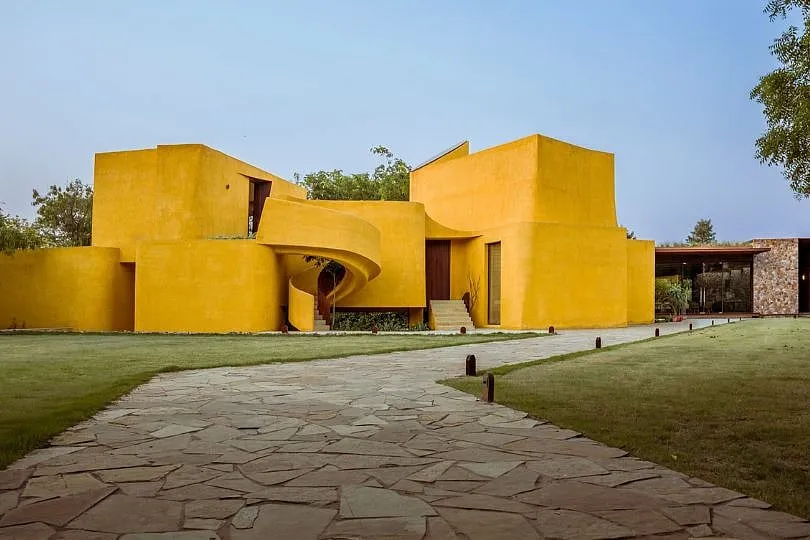 Artist-architect Vishal K. Dar, who hasn’t undertaken an architectural project in nearly a decade, allowed this almost one acre of land on a larger six-acre-long site in Delhi’s Chattarpur farmhouse district to speak to him through its natural flora 