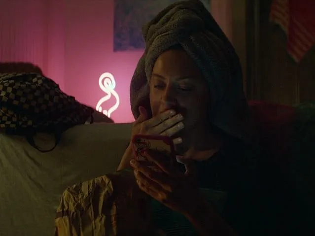 In one pivotal scene, Plaza chooses to be broke and surviving on scraps, just so she can live close to an influencer. Image: IMDB 