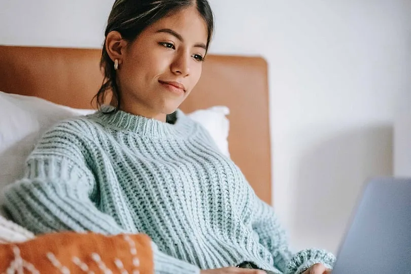 Explaining why cringe content doubles as a comfort binge for many, Ruchi Ruuh says, “For people who enjoy cringe content, it can evoke reactions like ‘thank god it wasn’t me’, a feeling of amusement or mere discomfort.” Image: Pexels 