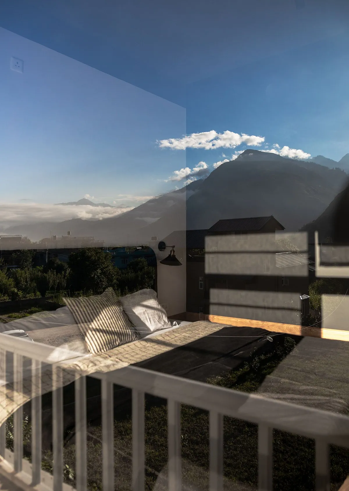 The bedroom overlooks the Himalayas. Image: Avinahs Shashni 
