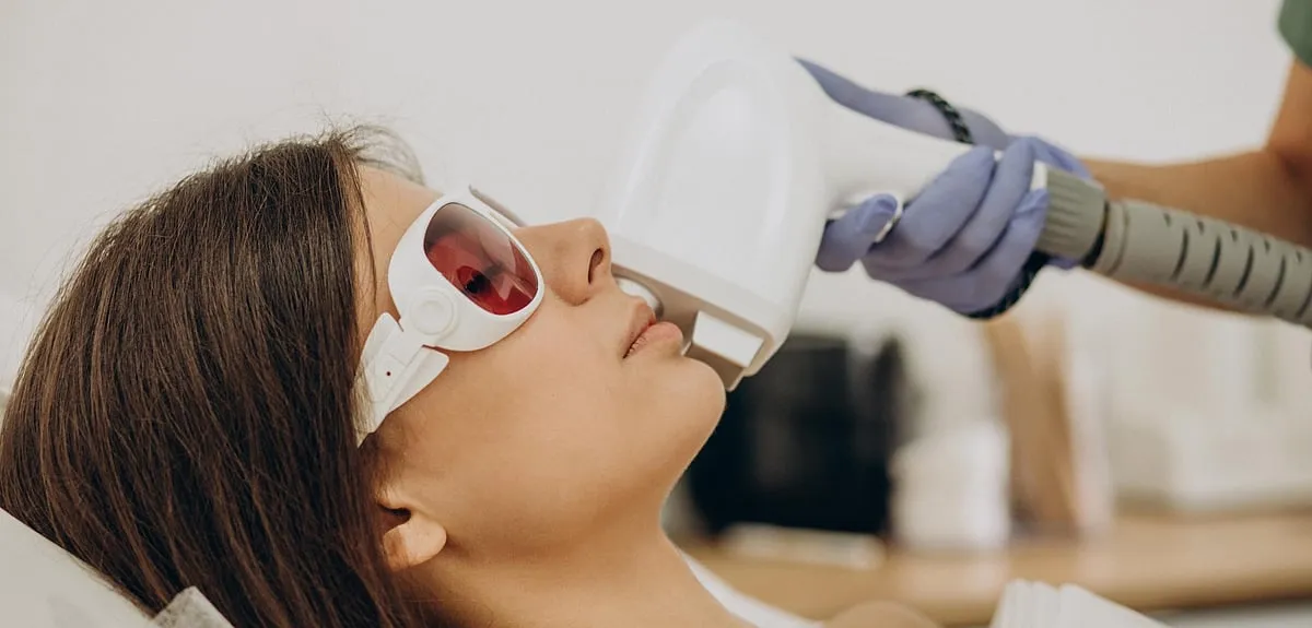 Choosing the right facial for yourself demands an evaluation of many active factors such as your skin type, present skin concerns, history of your skin, and the outcome you wish to achieve [from the facial]—the temperature, thereby, becomes a passive factor. Image: Freepik 