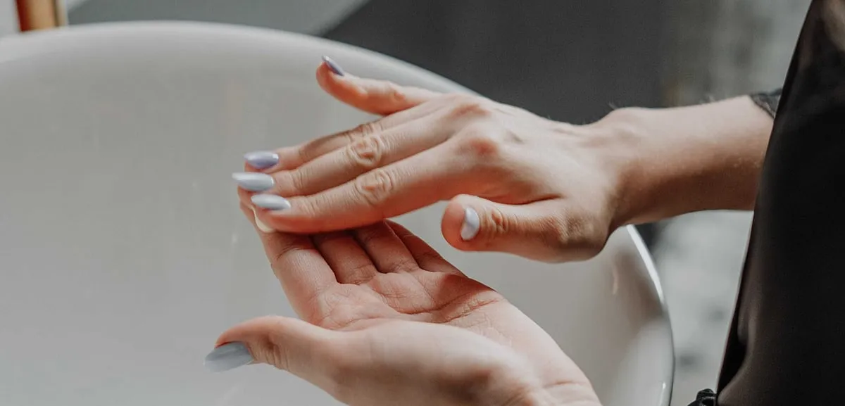 Upon reaching your destination, the next step would be to cleanse your face, brush your teeth, and moisturise your skin (plus sunscreen, of course, if you’re landing in daylight). Image: Pexels 