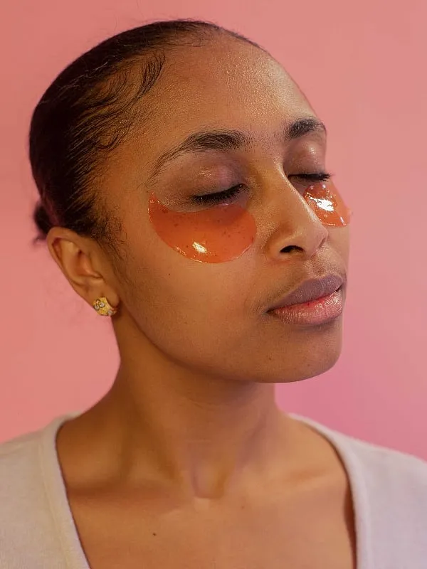 “If you have sensitive or easily irritated skin, you may wish to hold off your retinoid or exfoliating washes right before your flight and make sure you don’t skip your moisturiser,” suggests Dr Elizabeth Geddes-Bruce. Image: Pexels 