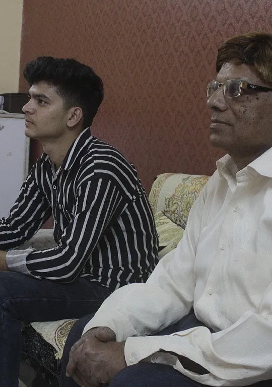 A volunteer spending time with a senior citizen. Image: Nirogi Bharat Foundation 