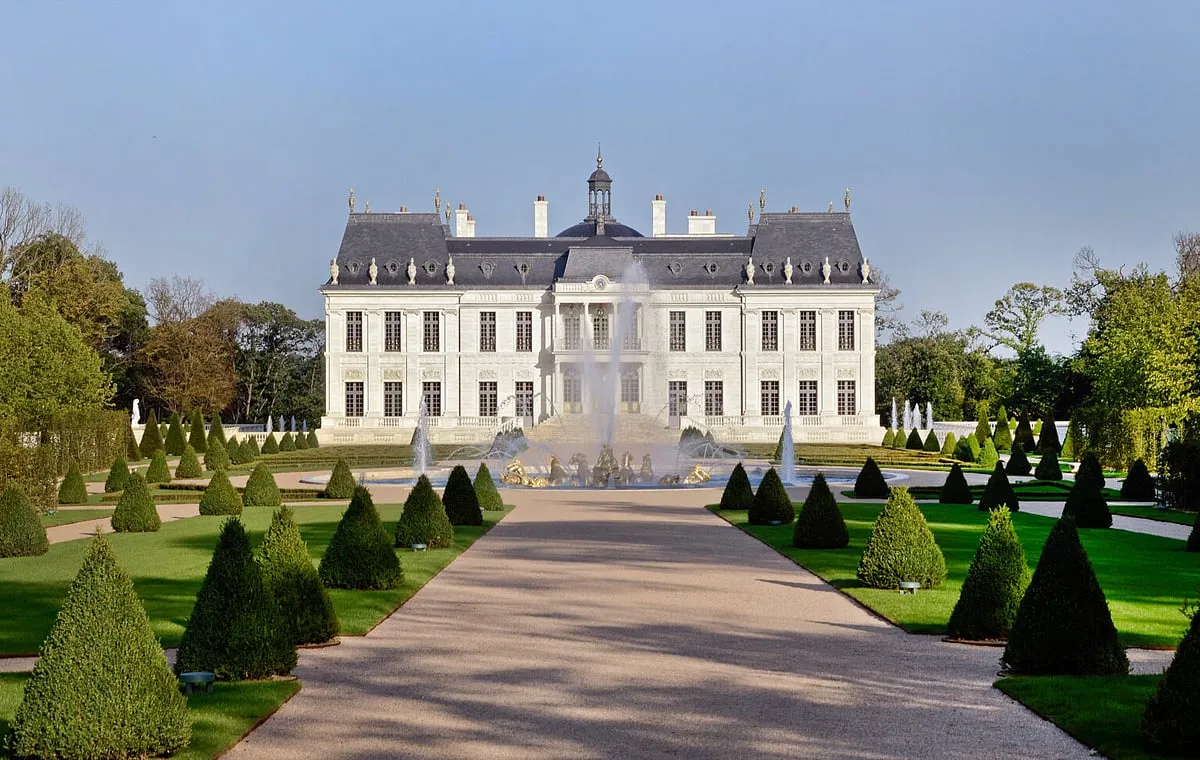Château Louis XIVSpanning 57 acres, the chateau boasts a wine cellar, doors and fixtures adorned in gold, intricate frescoes, two grand ballrooms, a well-appointed squash court, a lavish movie theatre, and not one but two swimming pools. Beneath the surface, an underground nightclub dazzles with priceless art. 