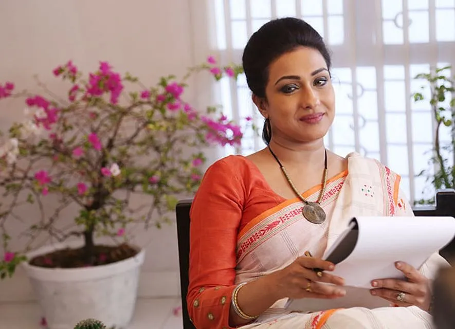 Rituparna Sengupta plays the role of a therapist in the Bengali film Mukherjee Dar Bou (2019). Image: YouTube 