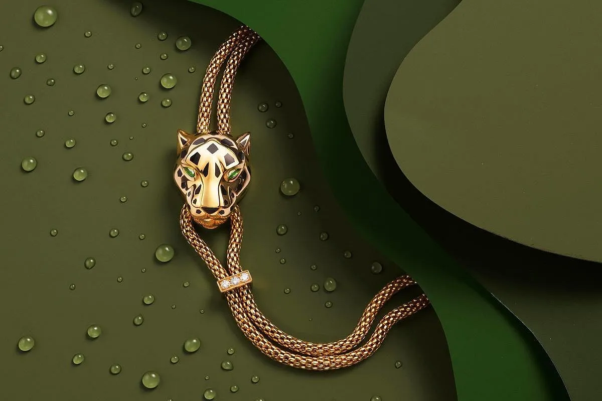 Panthère De Cartier High Jewellery NecklacesCartier necklaces possess an undeniable allure and prestige. Case in point: the Panthère de Cartier collection, which comes in a stunning array of variations featuring exquisite combinations of yellow gold, emeralds, and onyx. 