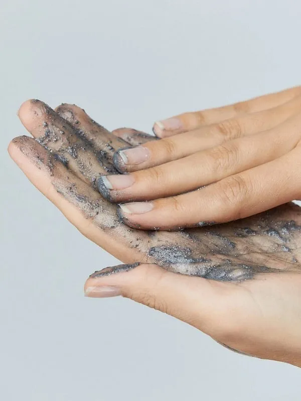 To avoid any potential reactions, it is recommended to use a gentle, pH-balanced cleanser—one that removes excess oil and dirt without over-drying the skin, twice a day. Image: Instagram.com/dermalogica 