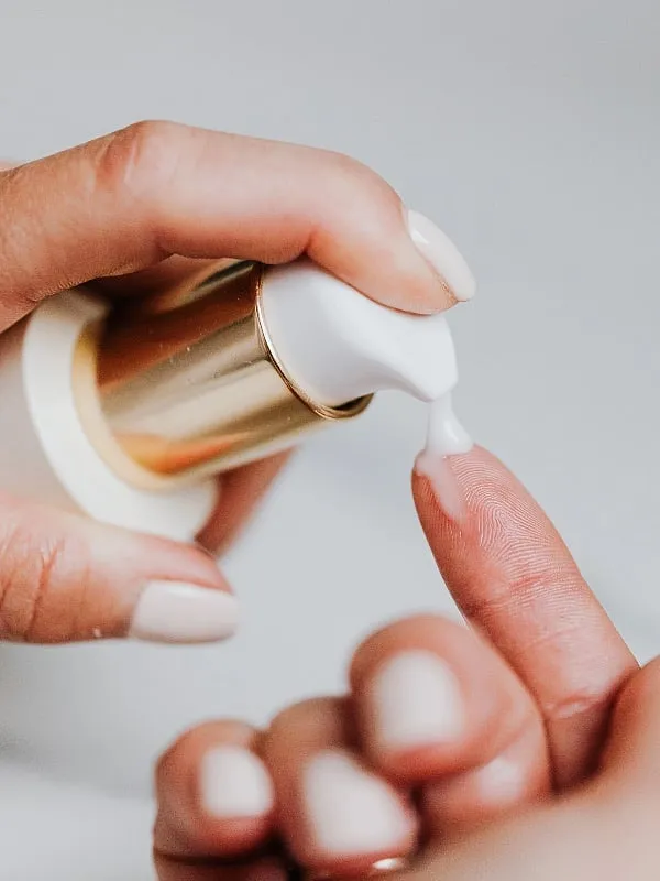 Unlike  other widely known chemical active ingredient, tretinoin is (and must be) used only when prescribed by a dermatologist. Image: Pexels 