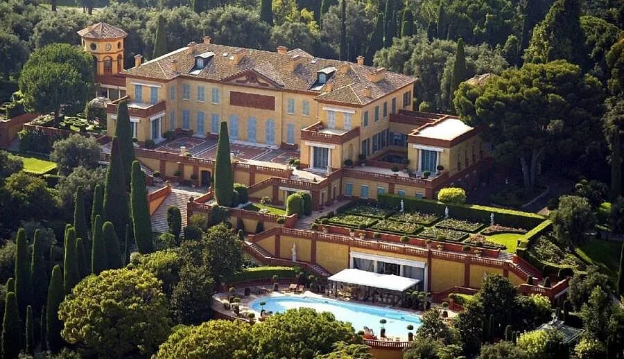Villa LeopoldaLocated in the French Riviera, this villa has evolved into a playground for billionaires. It occupies an impressive 18-acre expanse of land and offers sweeping vistas of the sea.  