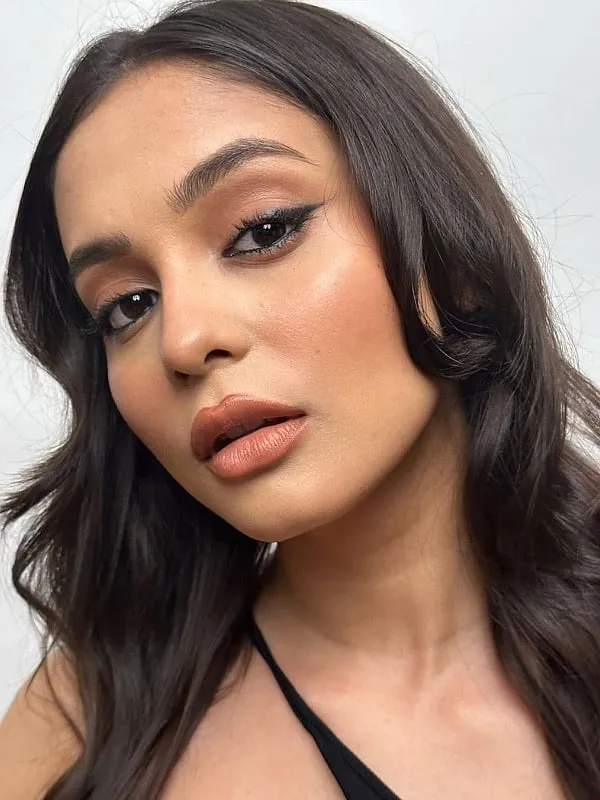 Tanvi Marathe's chooses to not mix the foundation with an illuminator and change its consistency. Image: Instagram.com/tanvimarathe 