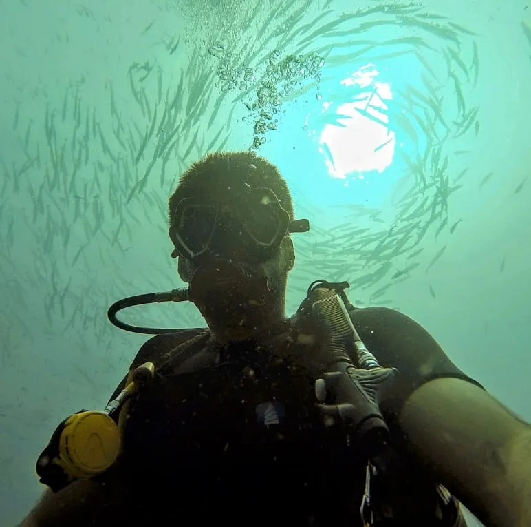 Scuba diving for marine plastic pollution 