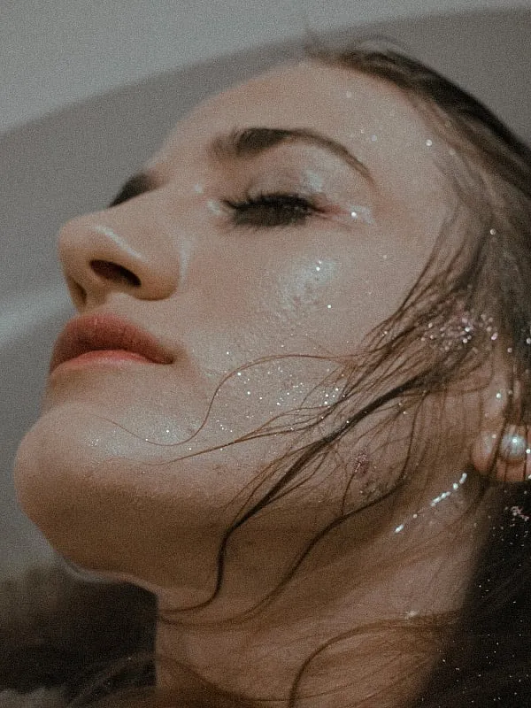 Tightlining the eye or applying kajal on the waterline of the eye can block the tear glands, causing dryness and irritation, says Dr Madhuri Agarwal. Image: Pexels 
