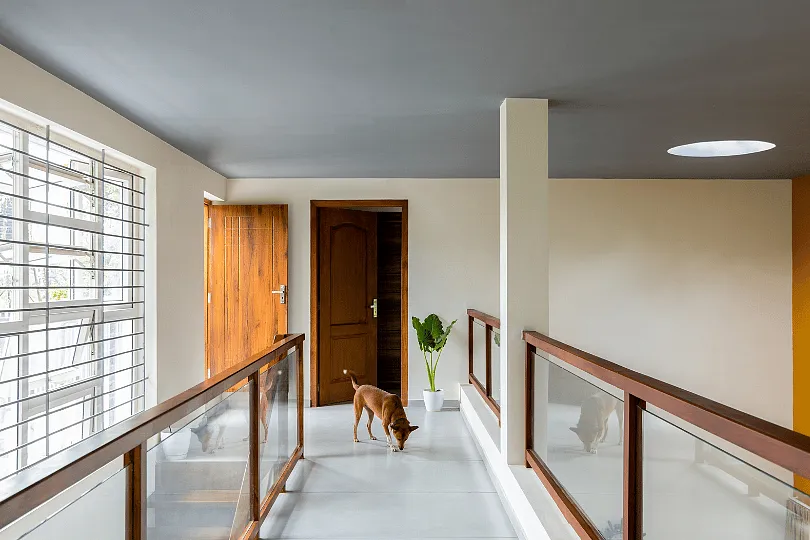 A bridge-like structure connects the bedrooms on the first floor 