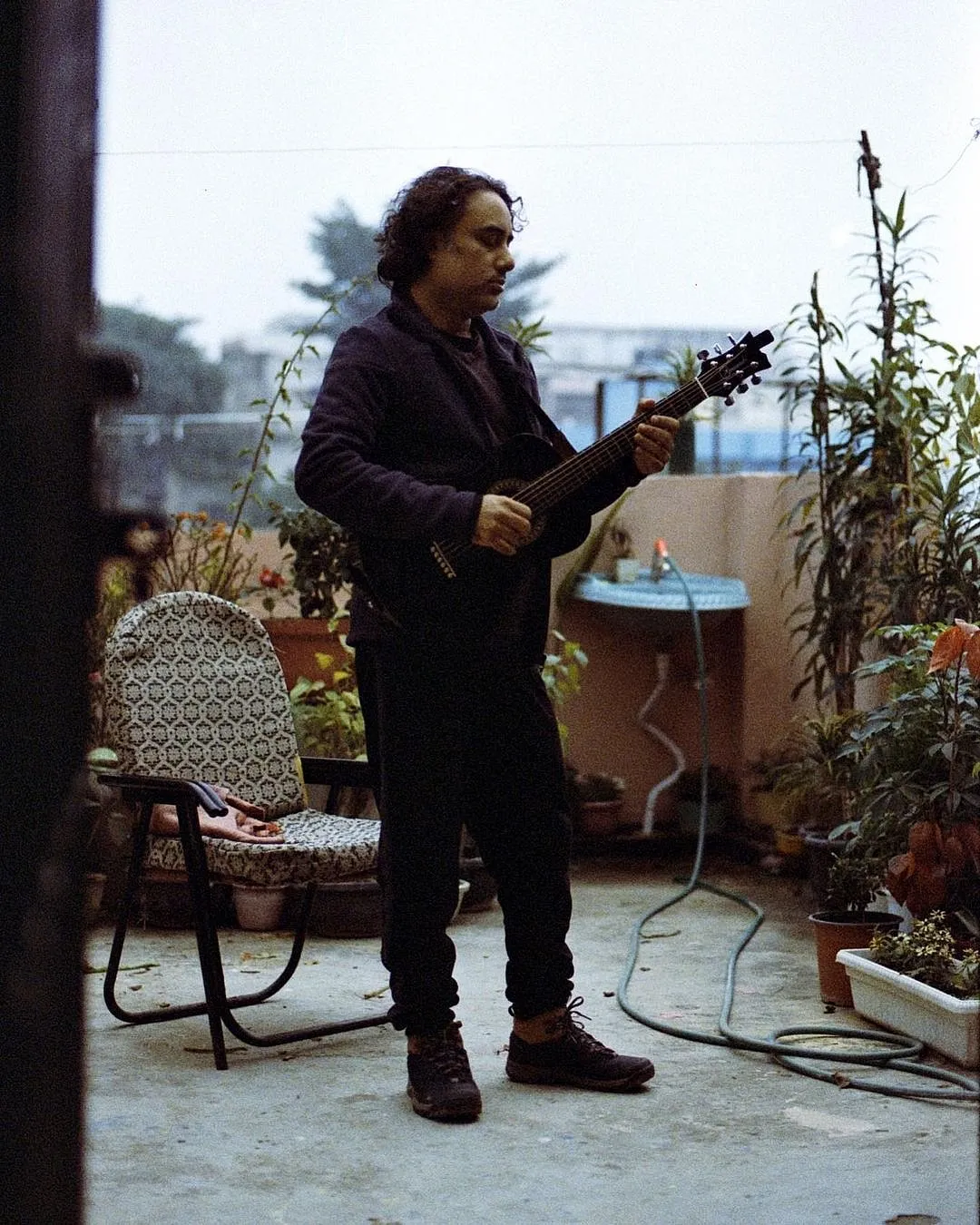 Junaid's projects are almost always collaborative; whether in a concert or in a studio. Image: Instagram.com/tajdardjunaid 