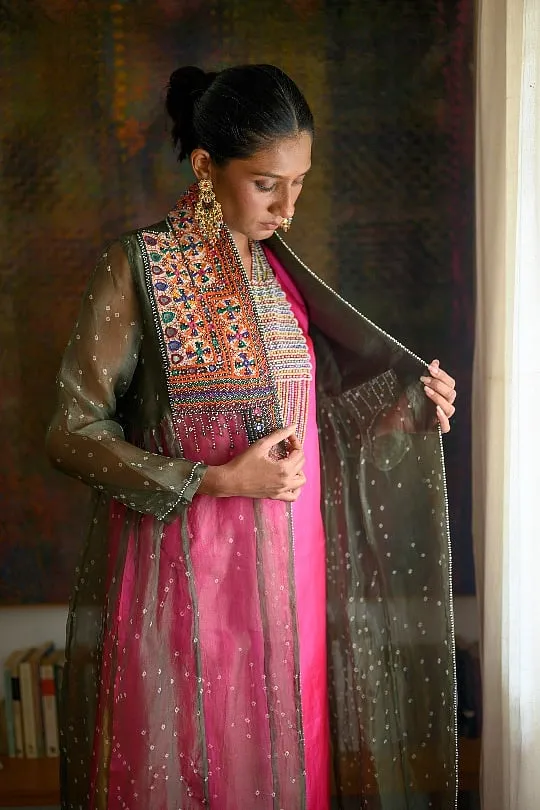 Tilla, the Ahmedabad-born label draws from the rich craft history of Gujrat and the neighbouring areas to integrate craft traditions such as wooden block-printing, folk embroideries and Rogan art into their garments 
