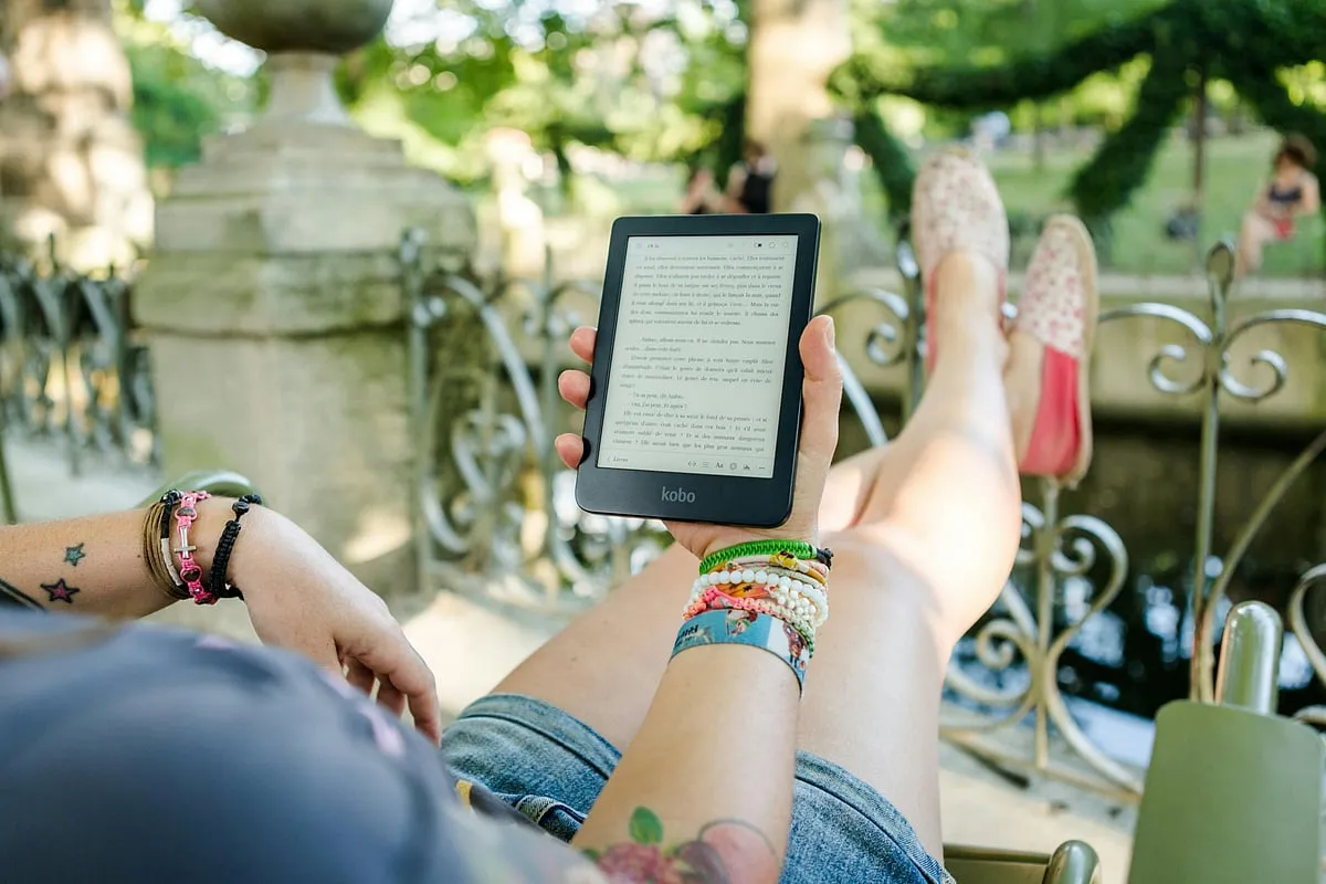 The evolution in reading, therefore, cannot be reduced to binaries of paperbacks and e-books. Image: Pexels 