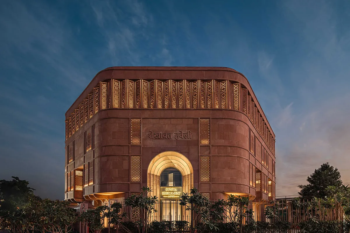 The haveli itself is an immersive experience of the many elements that define Rajasthan—from the red Jodhpur sandstone that possesses weather-enduring properties to the lattice screens that create an interplay of light and shadows, a tribute to the Mughal influence on traditional Rajput architecture 