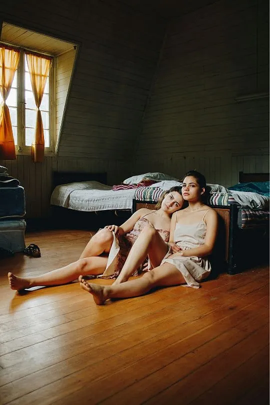 Sapphic relationships can often be healing in the way we reflect on femininity for ourselves. Image: Unsplash 