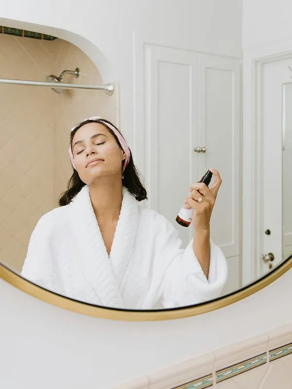 Keep a hydration spray handy to moisturise and refresh your skin from time to time, to keep hives at bay or even soothe them, should they occur. Image: Pexels 