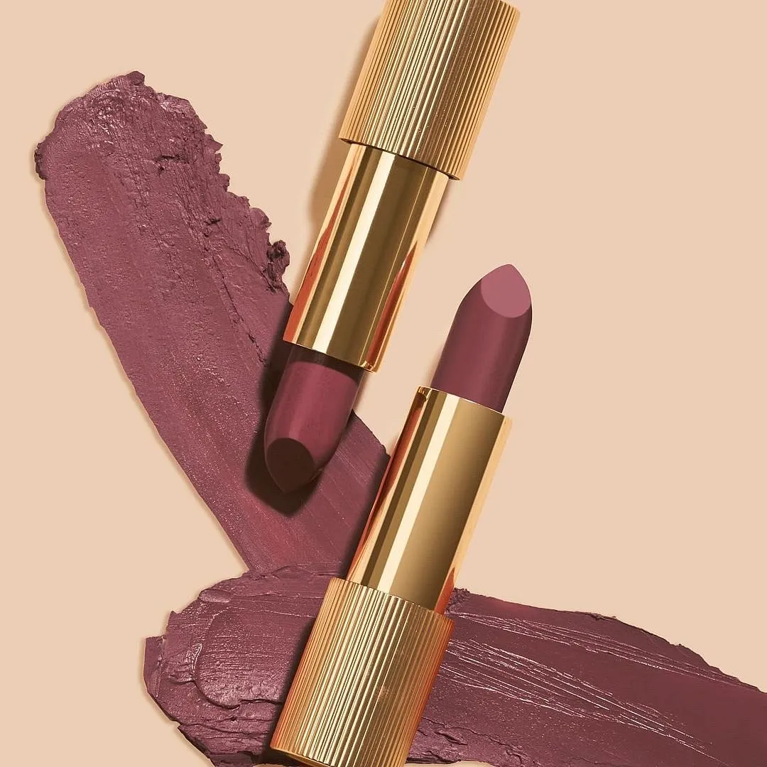RAS Luxury OilsRAS Lumiere Satin Matte Lipstick is a super-pigmented, non-transferable lipstick that glides on effortlessly, delivering a stunningly rich colour with its weightless, creamy texture. The formula is infused with nourishing botanical oils like argan and avocado, rich in fatty acids and antioxidants to keep your lips soft and hydrated throughout the day. Additionally, hibiscus extract offers a gentle exfoliation, removing dead skin cells for a smoother base. 