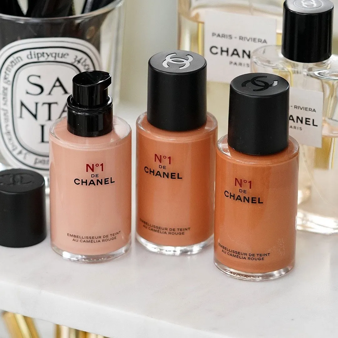 N°1 De Chanel Skin Enhancer, ChanelAlmost like a liquid strobing cream, this primer from Chanel performs multiple functions at once. Available in three shades—champagne pink, rose gold, and golden—this lightweight liquid delivers both radiance and hydration, owing to its formulation that is supercharged with sodium hyaluronate, vitamin E, jojoba esters, Red Camellia extract, and Camellia seed oil.Image: Instagram.com/thebeautylookbook 