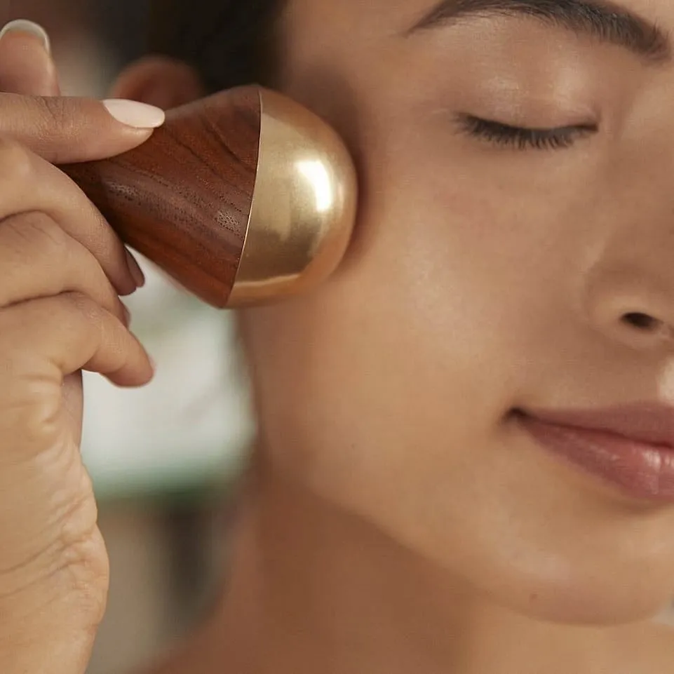 Produced with a mix of copper and tin, the alloy kansa is known for its alkaline properties, enabling it to balance the pH of the skin and speed up healing and cellular renewal. 
