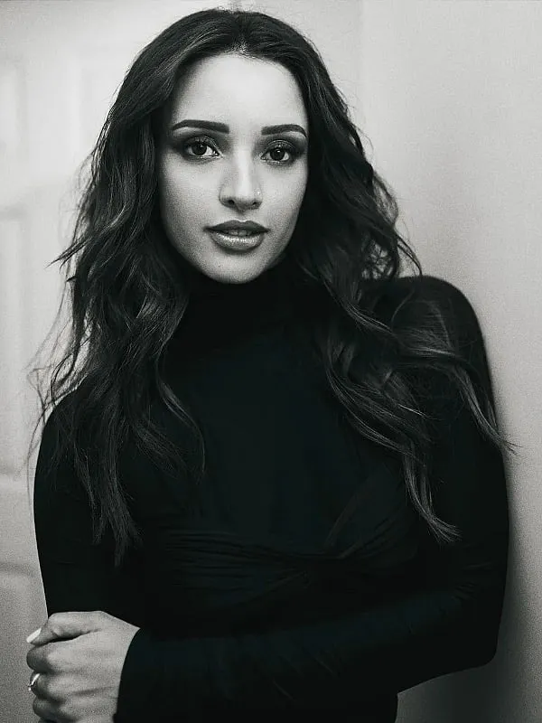 Straight layers might lack the natural movement of wavy or curly hair, resulting in a flat look, especially on thicker hair. Image: Instagram.com/tripti.dimri 