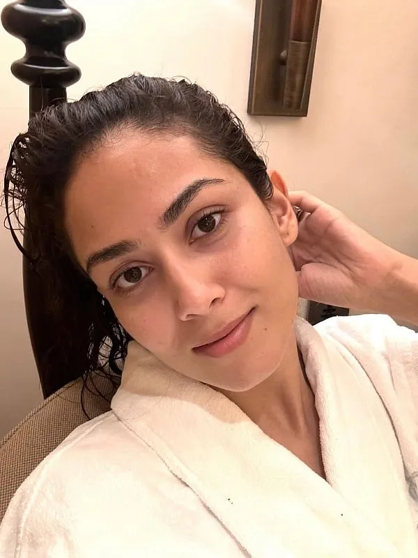 Mira Kapoor frequently uses her Instagram page as a medium to share her go-to beauty hacks and recommendations, often, with the hashtag #BareBeauty. Image: Instagram.com/mirakapoor 